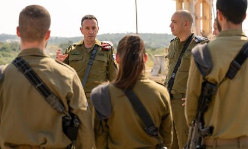 הרמטכ"ל הלוי עם לוחמי ההגנה האווירית [צילום: דובר צה''ל]