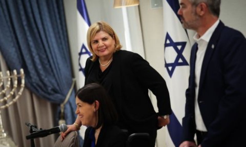 נציגי יש עתיד בועז טופורובסקי, אורנה ברביבאי וקארין אלהרר בבית הנשיא [צילום: יונתן זינדל/פלאש 90]