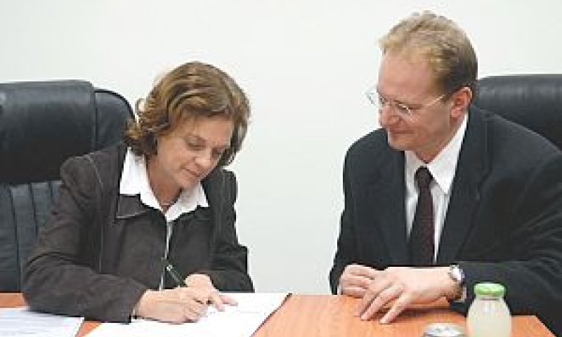 יולי תמיר חותמת על הסכם השת"פ [צילום: יח"צ]