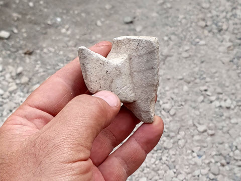 שבר ספל מדידה שנחשף במבנה מימי הסנהדרין [צילום: פבלו בצר רשות העתיקות]