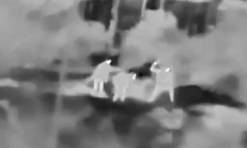 שלושת הנערים הפלשתינים בעת יידוי האבנים, הלילה [צילום: דובר צה"ל]