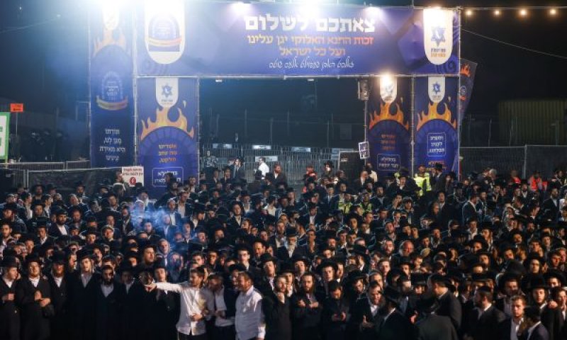 ההילולה אשתקד. כספי ציבור [צילום: שלומי כהן/פלאש 90]
