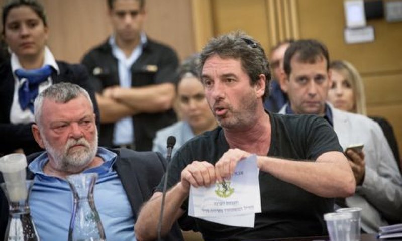 ליאור קורע את האות [צילום: מרים אלסטר/פלאש 90]