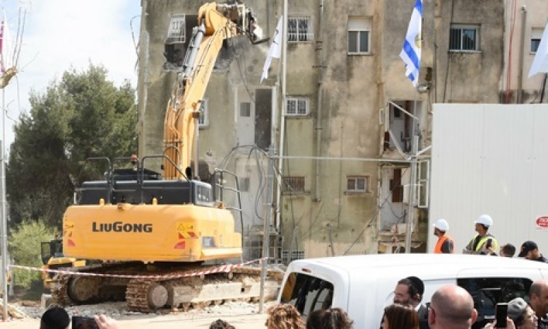 הריסת המבנה ברחוב טהון [צילום: נעמי זידמן, קרסו נדל"ן- קדמת היובל.]