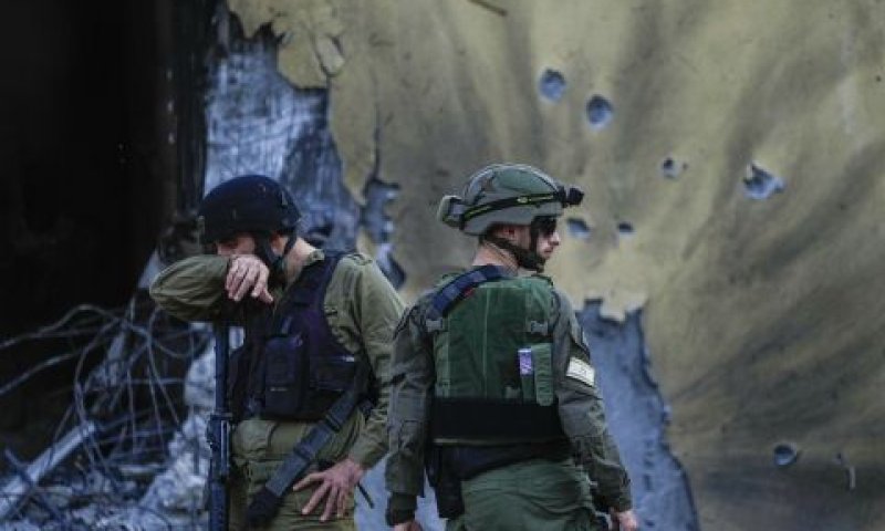 חיילים בקיבוץ אחרי הטבח [צילום: אריאל שליט/AP]