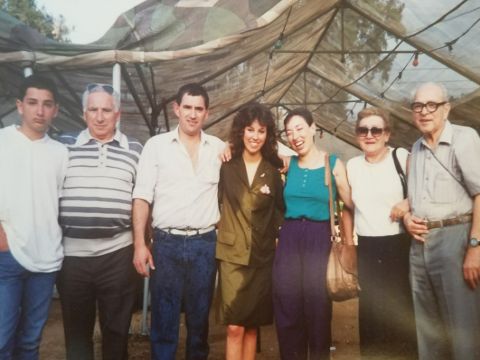 יונדב נבון בחיק משפחתו [צילום: באדיבות המשפחה]
