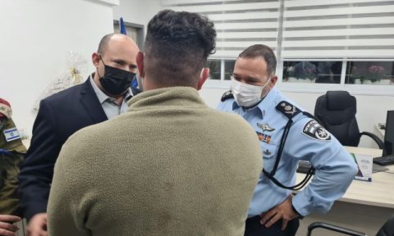 שבתאי ובנט עם לוחם ימ"ס