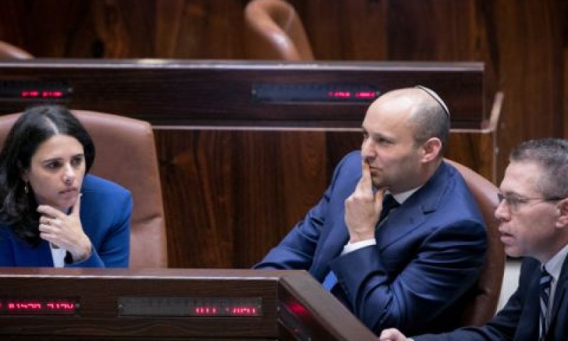 מגישים לוועדת השרים [צילום: יונתן זינדל, פלאש 90]