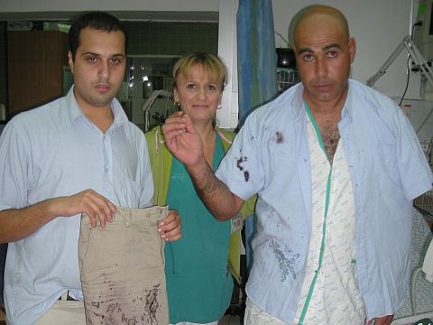 שני המאבטחים שהותקפו ואחות ביה"ח [צילום: אלי דדון-דוברות כרמל]
