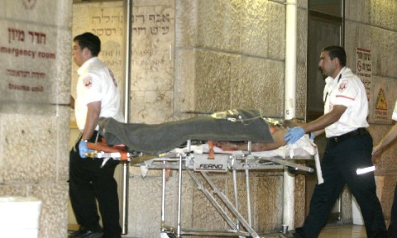 פצוע הפיגוע מגיע לבית החולים בירושלים [צילום: פלאש 90]