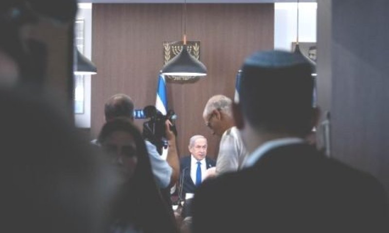 קרעי בכניסה לישיבת הממשלה [צילום: חיים גולדברג/פלאש 90]