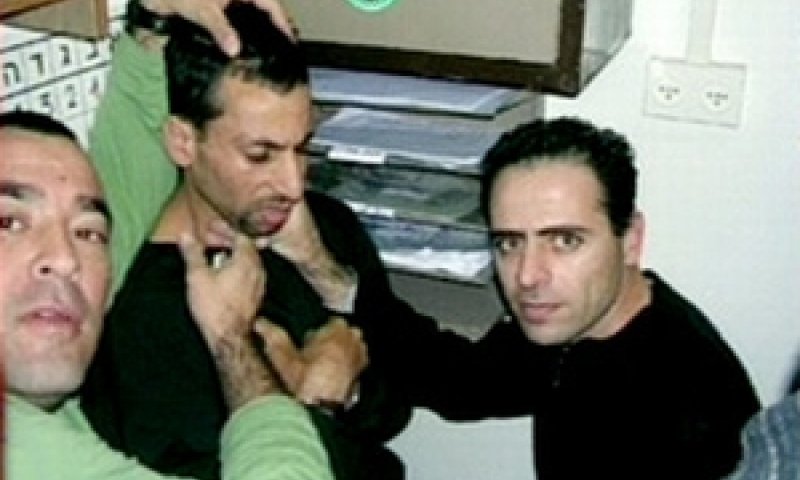 השוטרים מכים את בני סלע