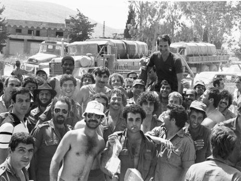 שחקני קבוצת הכדורסל מכבי ת''א יחד עם חיילים בשער פטמה: טל ברודי, לו סילבר ואולסי פרי [צילום: שלמה אבידן/דו"צ]