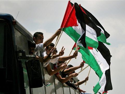 האסירים המשוחררים במחסום ביתוניה [AP]