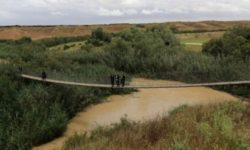 מטיילים חרדיים מעל נחל הבשור [צילום: AP]