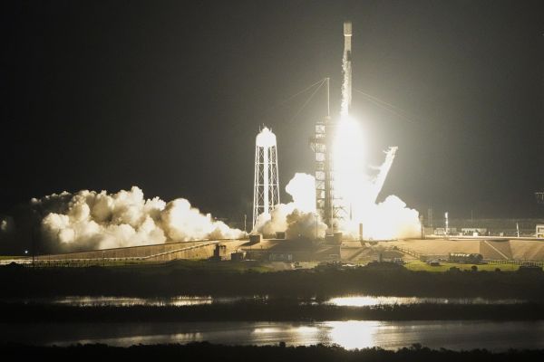 שיגור טיל פלקון 9 של SpaceX, פברואר 2025 [צילום: ג'ון רו, AP]