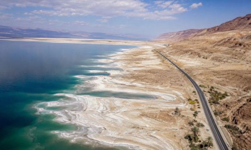 ים המלח נסוג - והממשלה עדיין בלי הכרעה [עיבוד AI]