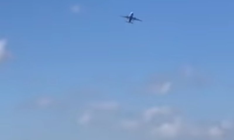 המטוס תועד מיטלטל ברוח