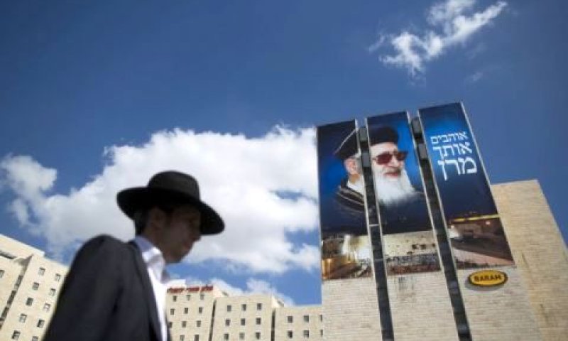 תמונותיו של הרב עובדיה יוסף בירושלים [צילום: פלאש 90]