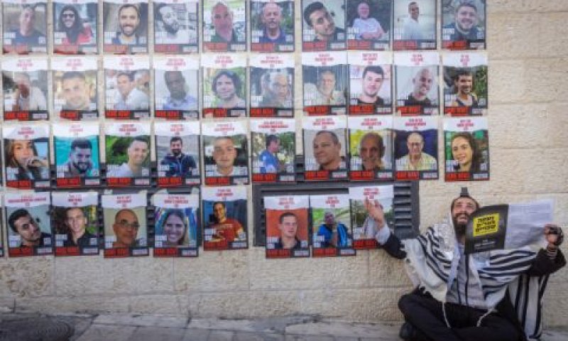 כרזות החטופים ברחבת הכותל [צילום: חיים גולדברג/פלאש 90]
