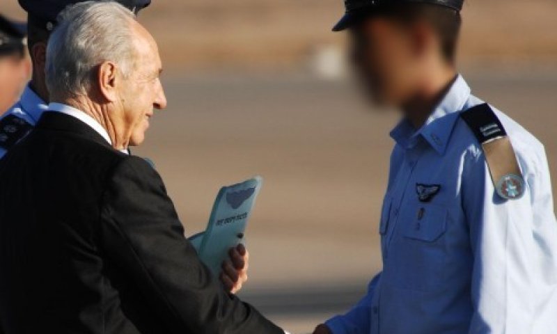חושף את דבר התקיפה. פרס במסדר כנפיים [צילום: דובר צה"ל]