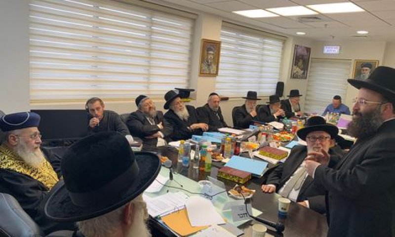 רב הכותל בסקירה בפני חברי המועצה [צילום: קובי אלתר]