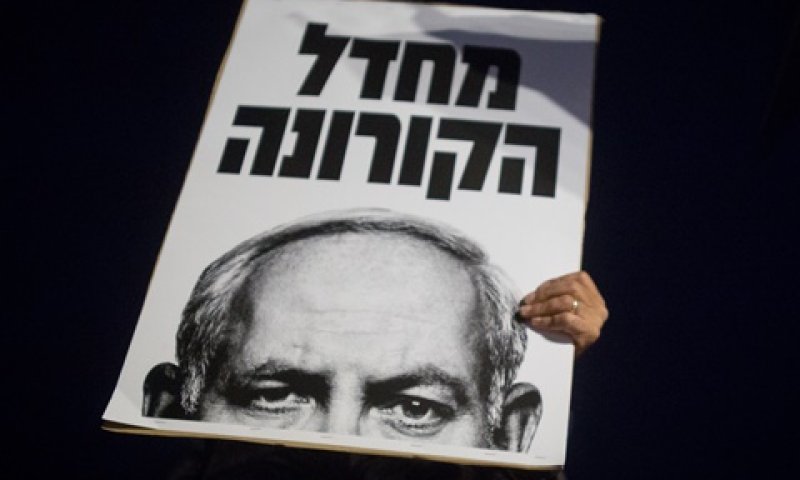 על רקע ההפגנות [צילום: מרים אלסטר, פלאש 90]