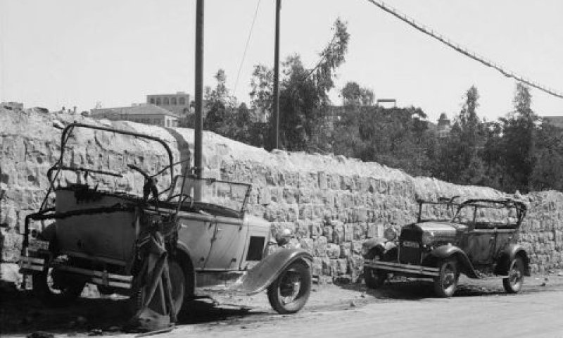 שתי מכוניות שרופות של יהודים