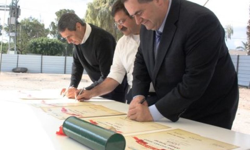חתימה על מגילת היסוד לתחנה [צילום: עיריית עפולה]
