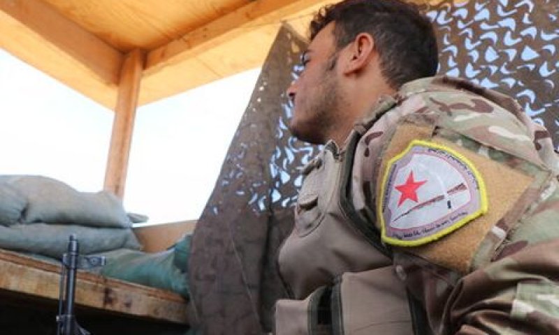 לוחם מכוחות הדמוקרטיה הסורית, SDF, שומר על עמדה שנטשו חיילים אמריקניים בגבול סוריה-טורקיה [צילום: AP]