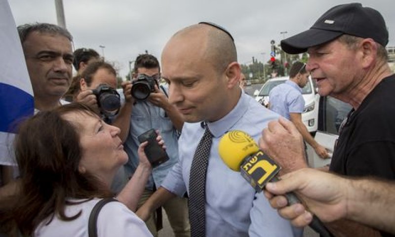 בנט עם בני משפחתו של אורון שאול [צילום: יונתן זינדל/פלאש 90]
