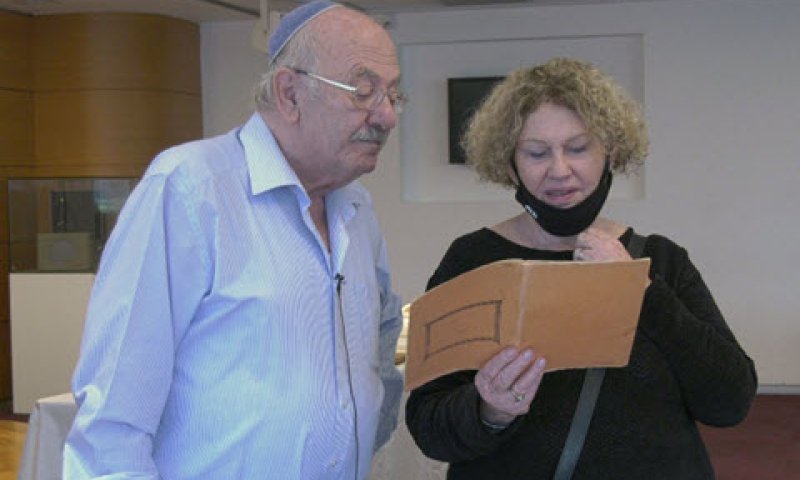 יו"ר דירקטוריון הספריה דוד בלומברג והמשוררת אגי משעול - מחברת השירים של חנה סנש [צילום: ארכיון חנה סנש, הספרייה הלאומית]