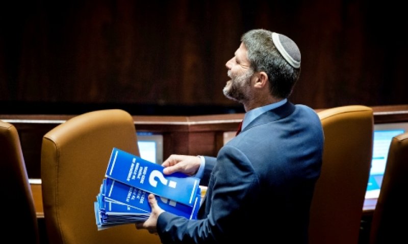 שר האוצר, בצלאל סמוטריץ', לפני אישור התקציב [צילום: יונתן זינדל, פלאש 90]