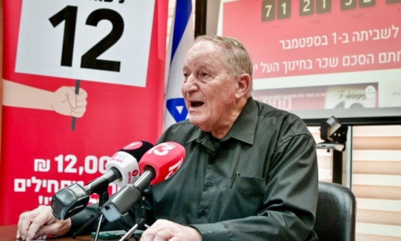 רן ארז. התקשרות עם נותני שירותים - לשים הכסף על קרן הצבי [צילום: אבשלום ששוני, פלאש 90]