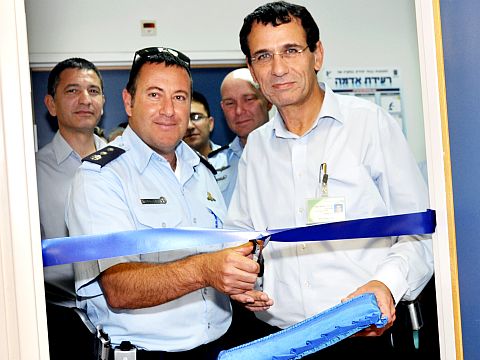 מימין: ד"ר מיקי שרף, מנהל סורוקה, ניצב משנה יורם סופר, מפקד תחנת ב"ש, מאחורה תנ"צ אבשלום פלד, מפקד מרחב נגב, עמי ביטוו, קב"ט סורוקה [צילום: רחל דוד-סורוקה]