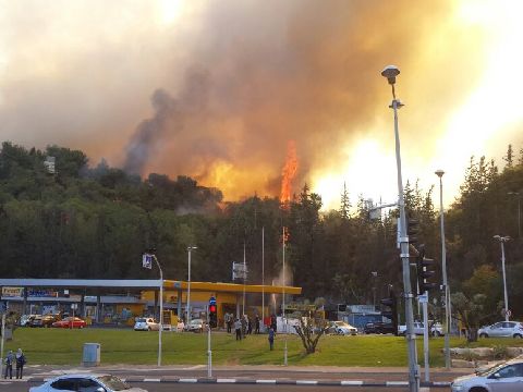 תחנת הדלק ברוממה נשרפת [צילום: כבאות והצלה מחוז חוף]