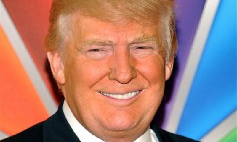 דונלד טראמפ בימי "המתמחה". עם לוגו NBC מאחוריו[צילום: איוואן אגוסטיני/AP]