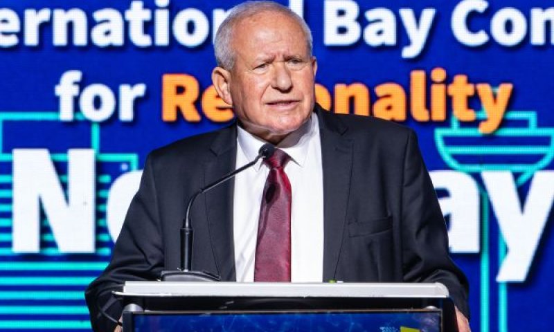 דיכטר. מהחוף במפרץ חיפה ועד אבו דאבי [צילום: שאולי לנדנר]