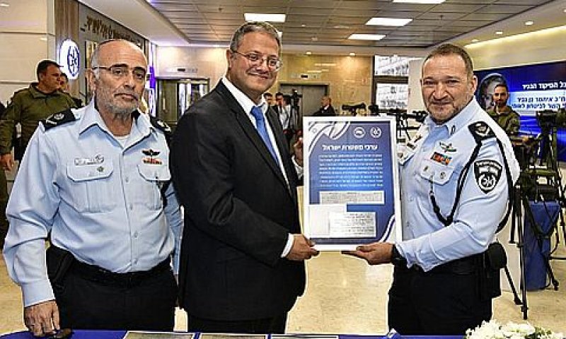 בן-גביר במטה הארצי [צילום: דוברות המשטרה]