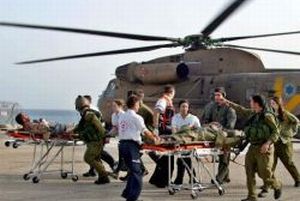 מסוק פינה את הפצועים לסורוקה [צילום ארכיון: AP]