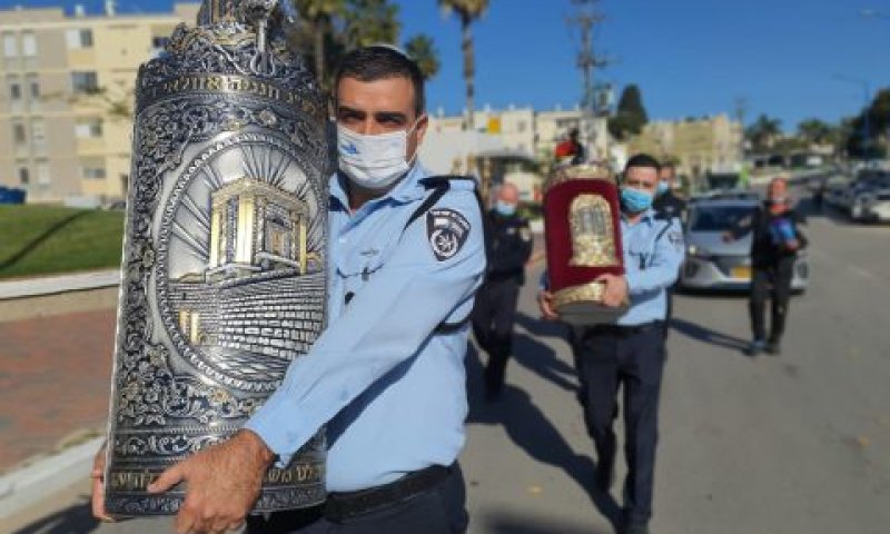 תהלוכה להחזרת ספרי התורה הגנובים [צילום: דוברות המשטרה]
