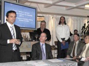 יו"ר הפורום הישראלי, גיל בלוטרייך, נושא נאום בטקס החתימה