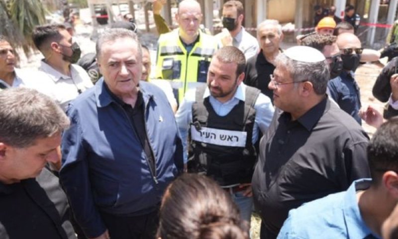 שר הביטחון בזירת הנפילה בחולון [צילום: דוברות עיריית חולון]