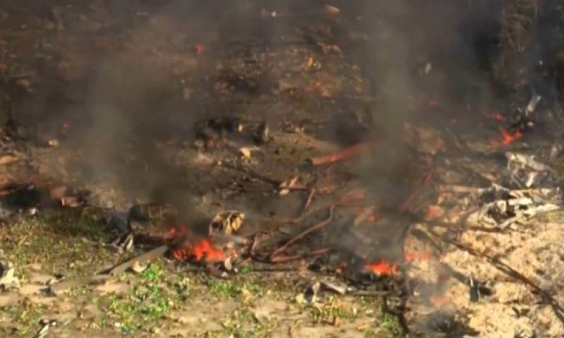 פיצוץ מסתורי הרס ושרף מפעל לייצור חומרי נפץ צבאיים במחוז היקמן, טנסי [צילום: WTVF-TV דרך AP]