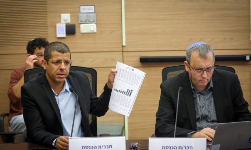 גלעד קריב, ואליד אלהואשלה [צילום: נועם מושקוביץ/דוברות הכנסת]