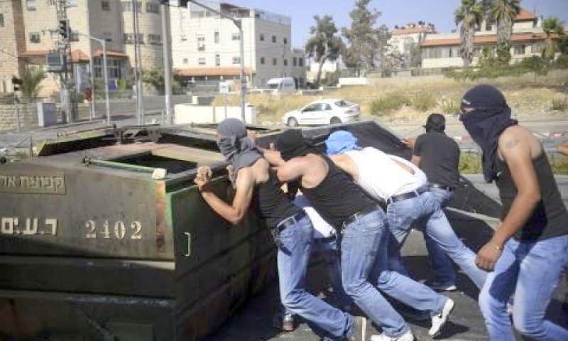 רעולי פנים מתפרעים בירושלים [צילום: AP]