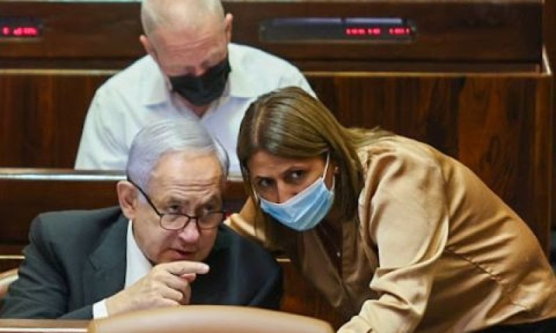 ח"כ גמליאל ויו"ר האופוזיציה נתניהו [צילום: נועם מושקוביץ/דוברות הכנסת]