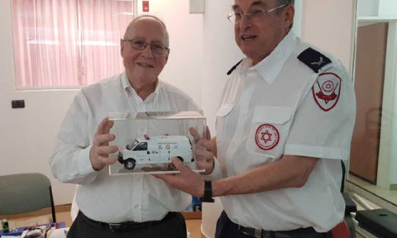 סגן מנהלת שירותי הדם במד"א ד"ר אשר מוזר מעניק את מגן ההוקרה לשופט אליקים רובינשטיין [צילום: דוברות מד"א]