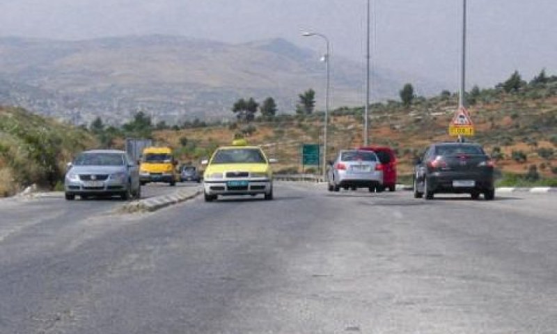 מונית נראית נוסעת נגד כיוון התנועה בהיעדר שילוט וסימון ברורים בצומת תפוח