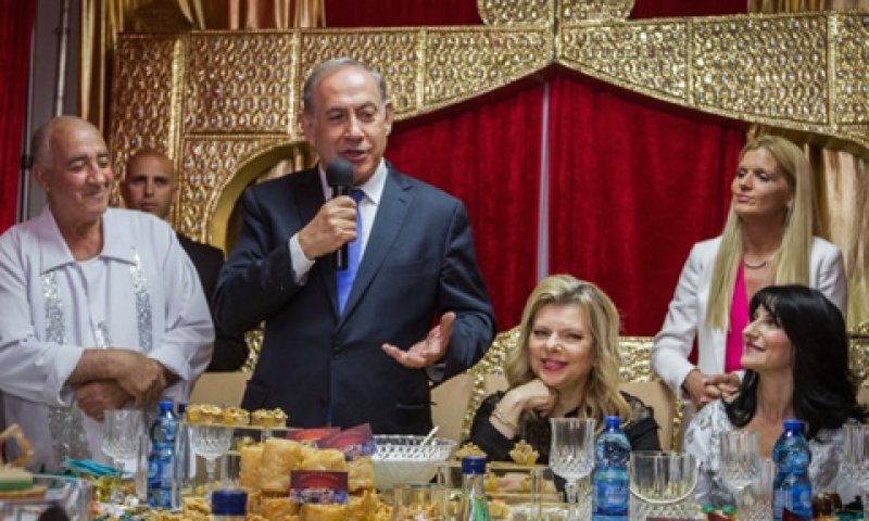 נתניהו ורעייתו במימונה בחדרה [צילום: עידו ארז, פלאש 90]